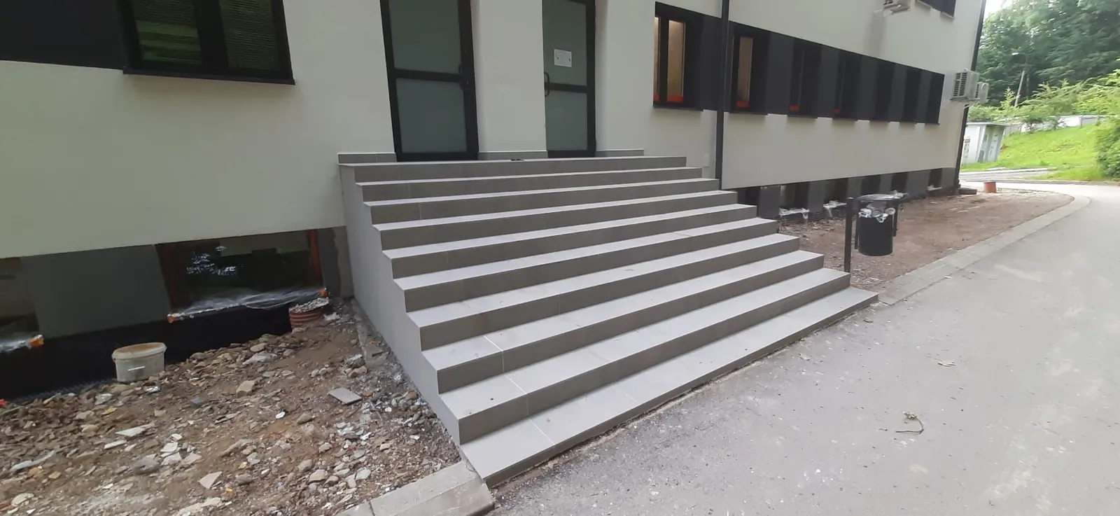 Glazura / schody — realizacja STYL-BUD